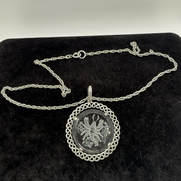 Crown Trifari Women’s Pendant Necklace Glass Silver Tone Metal 19” - Picture 1 of 3